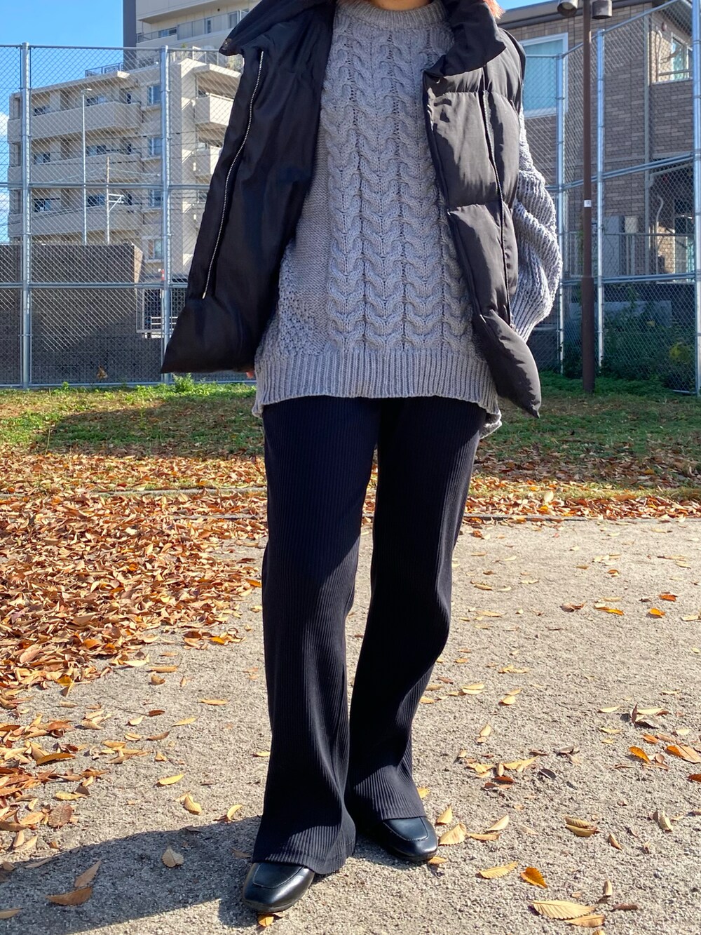 ブラック系のその他パンツ、ブラック系のシューズ、ブラック系のジャケット/アウターを着用したレディースの秋コーディネートの2枚目の写真