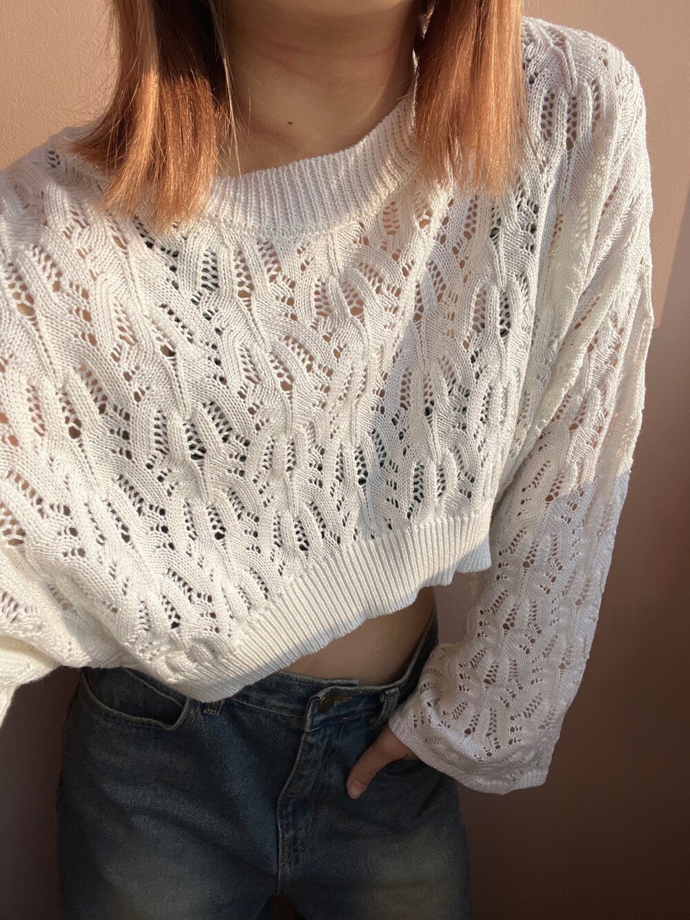 ホワイト系のニット/セーター、ブルー系のデニムパンツを着用したレディースの春コーディネートの3枚目の写真