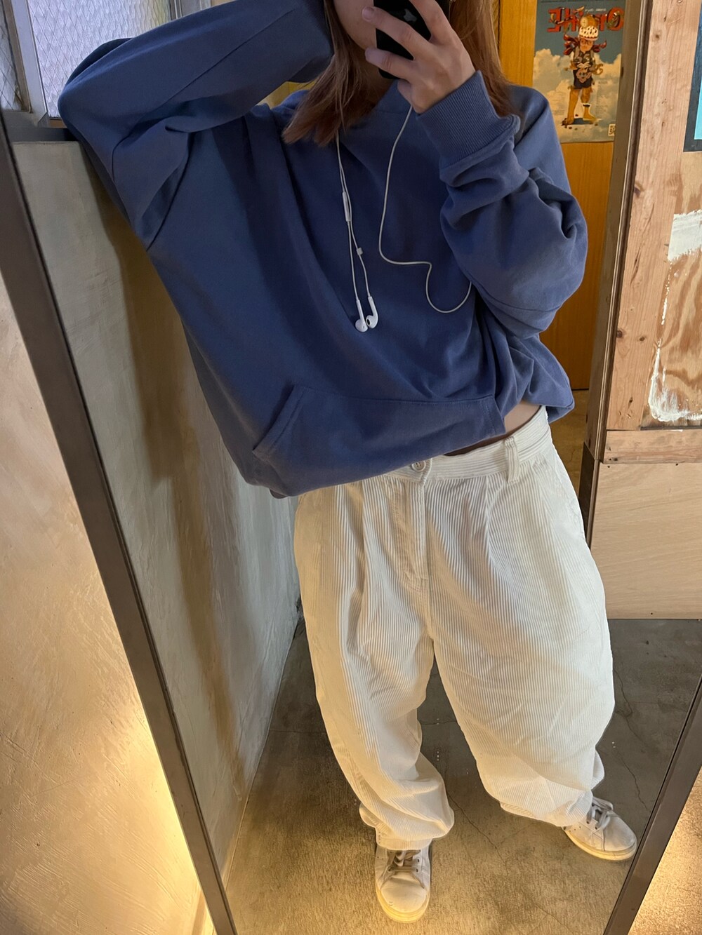 ブルー系のパーカー、ホワイト系のパンツを着用したレディースの秋コーディネートの2枚目の写真