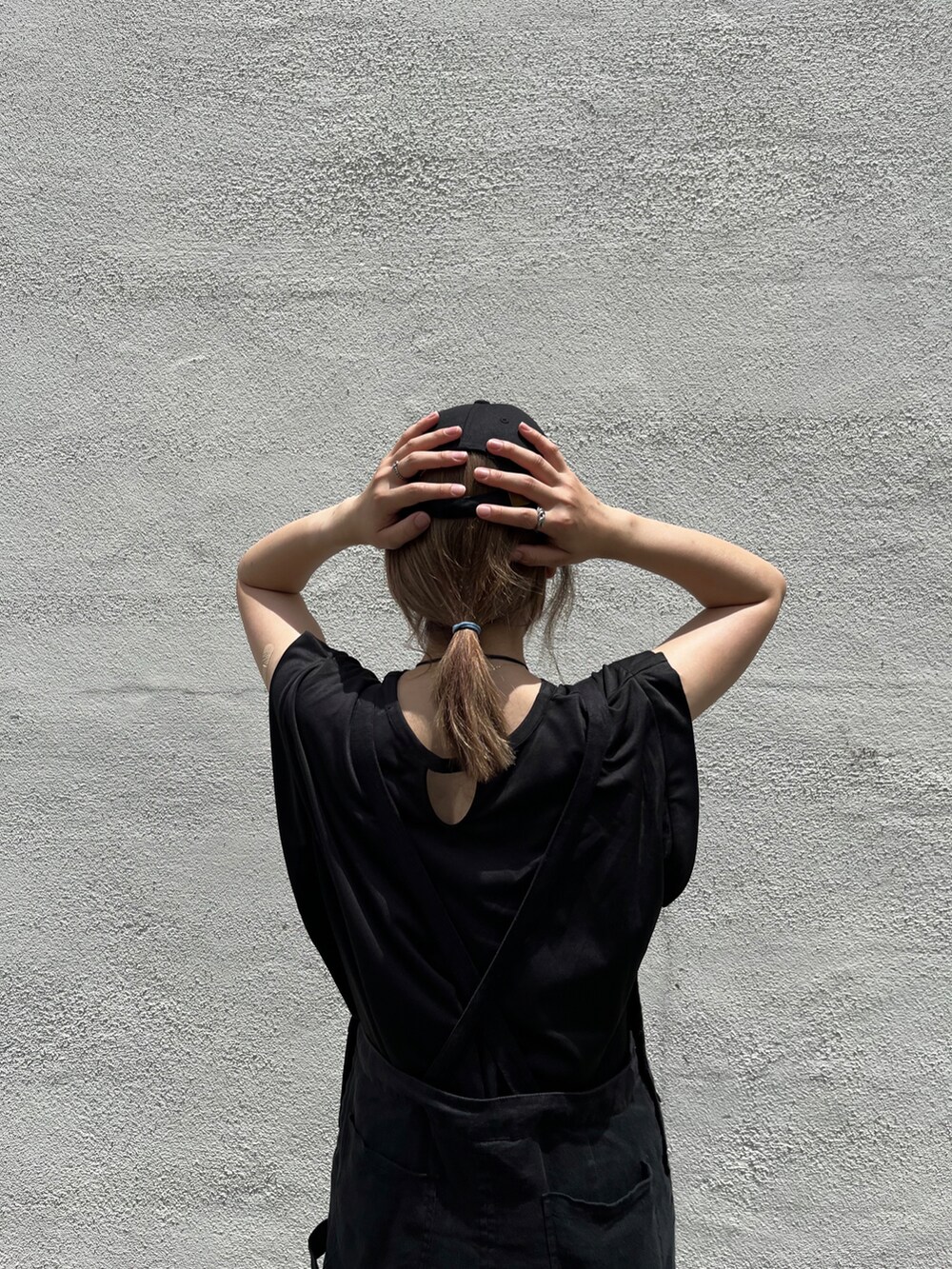 ブラック系のワンピース、ブラック系のシャツ/ブラウス、ブラック系のサンダルを着用したレディースの夏コーディネートの3枚目の写真