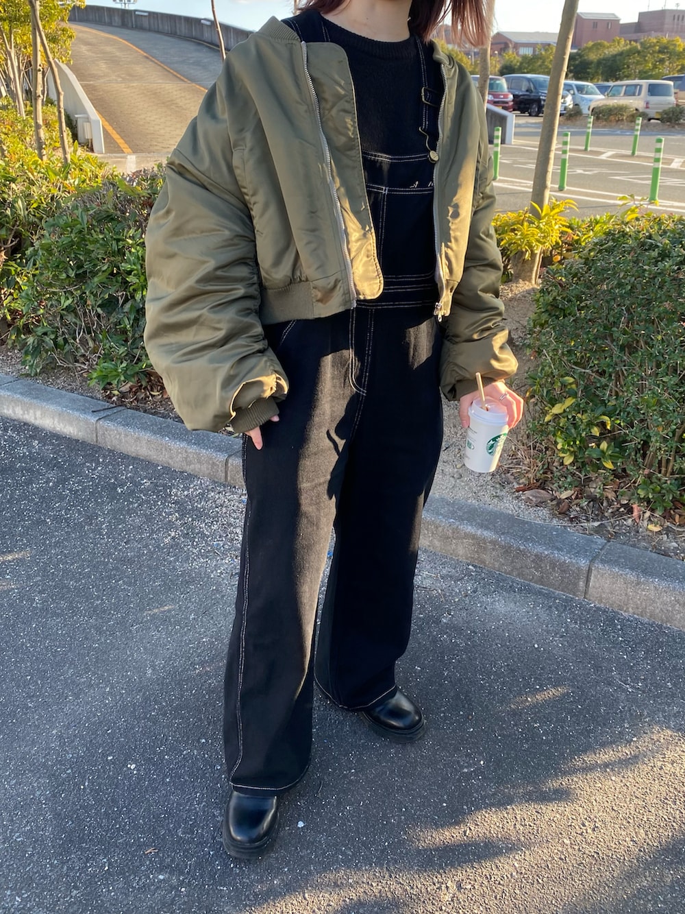 ブラック系のシューズ、ブラック系のオールインワン・サロペット、グリーン系のジャケット/アウターを着用したレディースの冬コーディネートの4枚目の写真