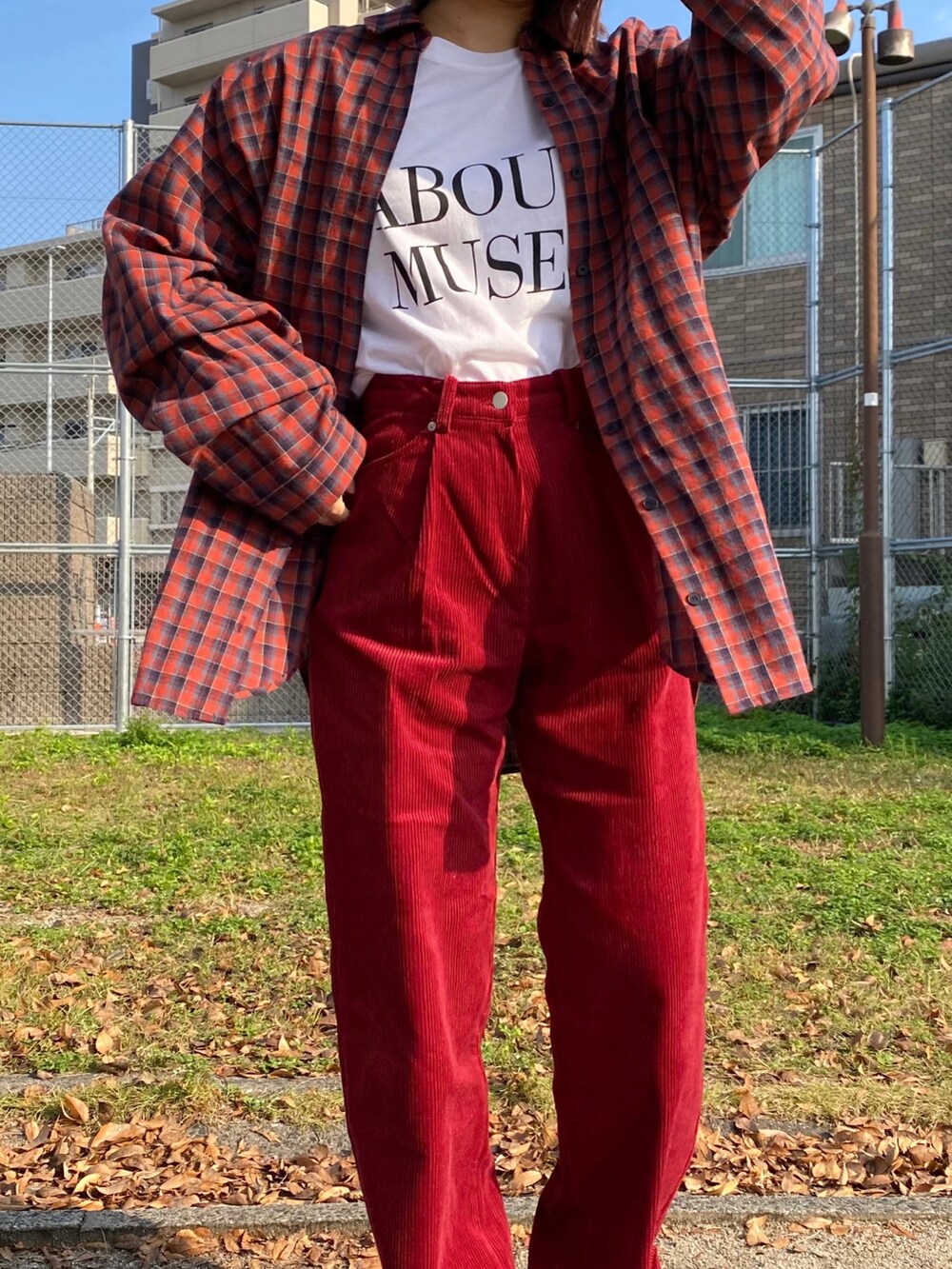 ピンク系のパンツ、ブラック系のシューズ、ピンク系のトップスを着用したレディースの秋コーディネートの3枚目の写真