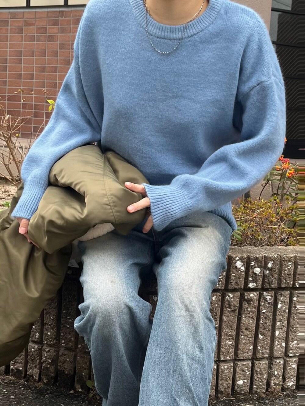 ブルー系のデニムパンツ、ブラック系のシューズ、グリーン系のジャケット/アウターを着用したレディースの冬コーディネートの3枚目の写真