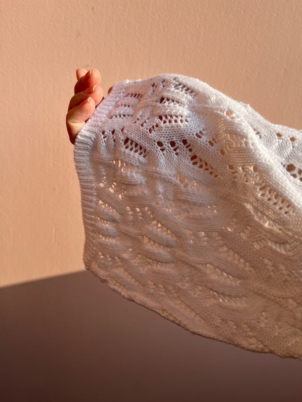 ホワイト系のニット/セーター、ブルー系のデニムパンツを着用したレディースの春コーディネートの4枚目の写真