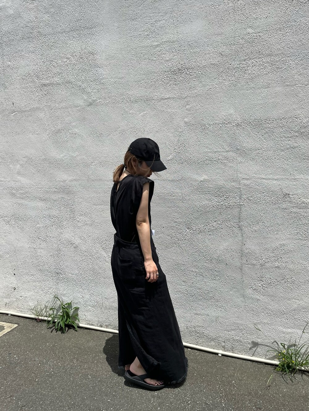 ブラック系のワンピース、ブラック系のシャツ/ブラウス、ブラック系のサンダルを着用したレディースの夏コーディネートの2枚目の写真