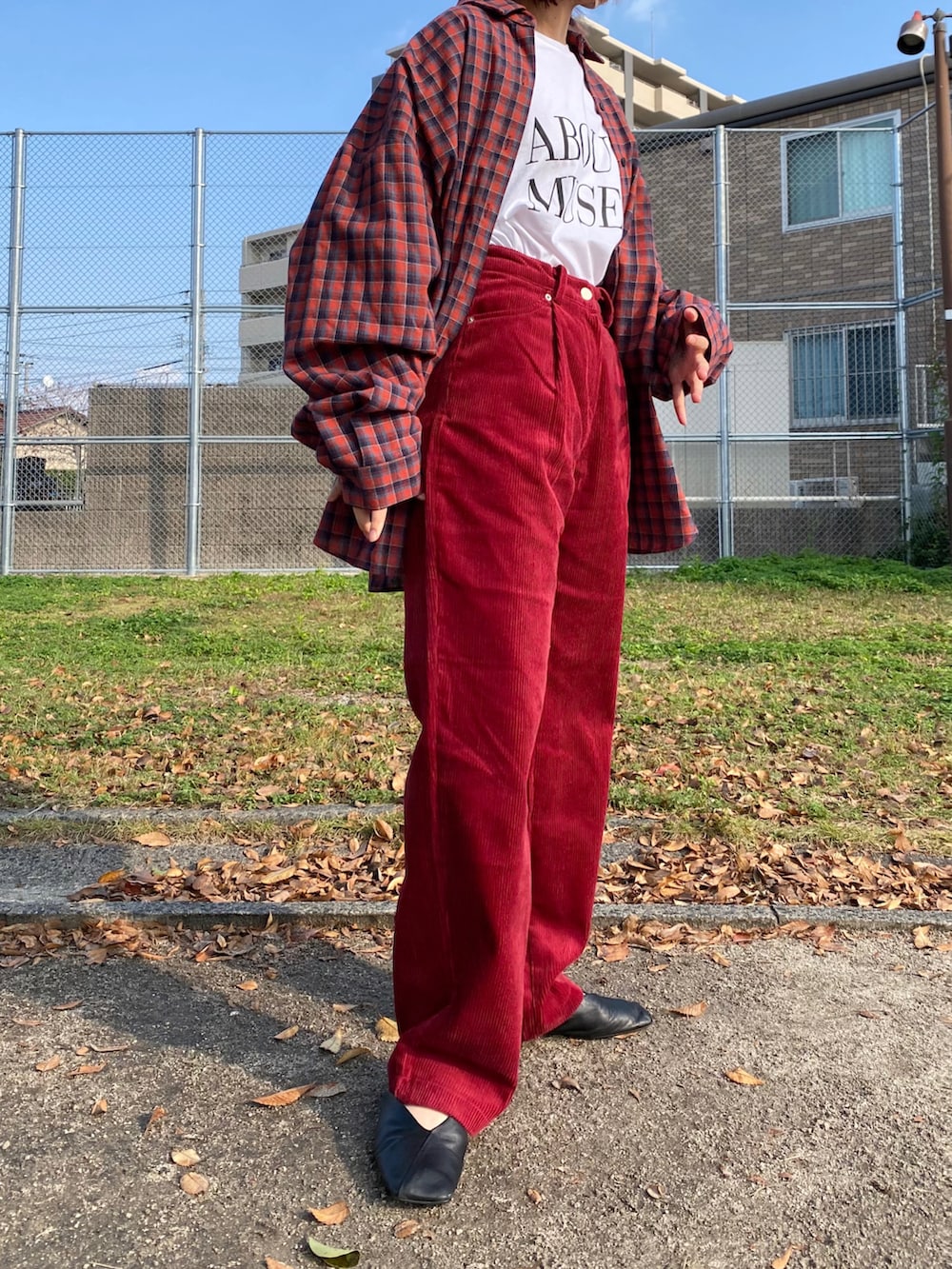 ピンク系のパンツ、ブラック系のシューズ、ピンク系のトップスを着用したレディースの秋コーディネートの2枚目の写真