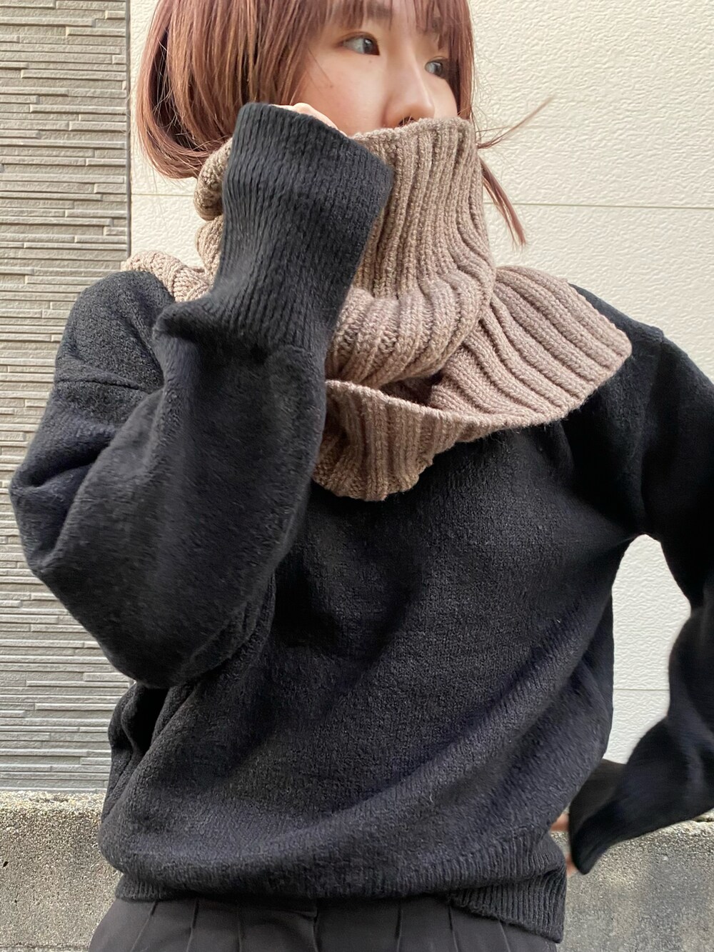 ブラック系のジャケット/アウター、ブラウン系のパンツ、ブラック系のトップスを着用したレディースの冬コーディネートの3枚目の写真