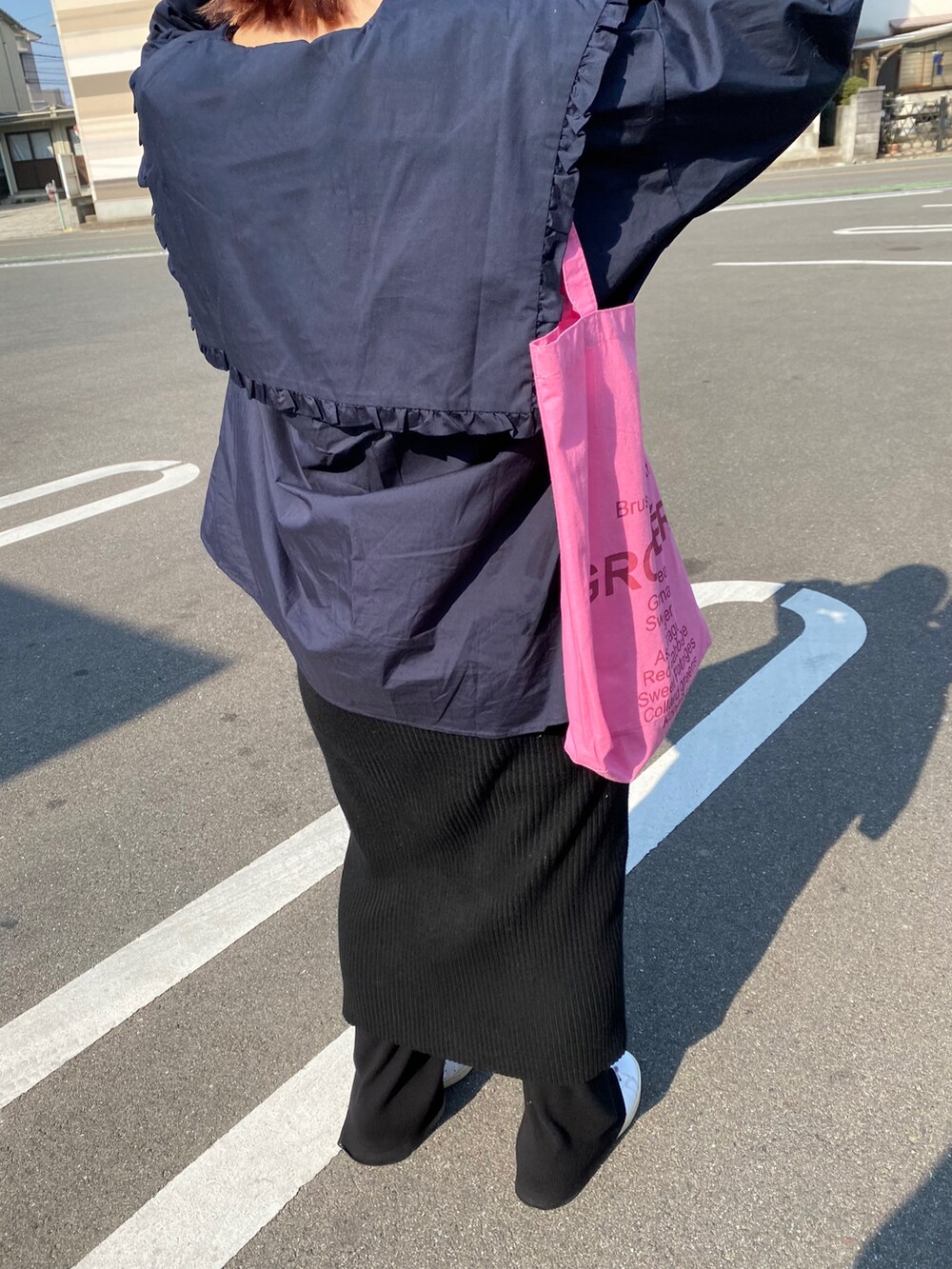 ブラック系のその他パンツ、ブラック系のスカート、ブルー系のシャツ/ブラウスを着用したレディースの春コーディネートの3枚目の写真