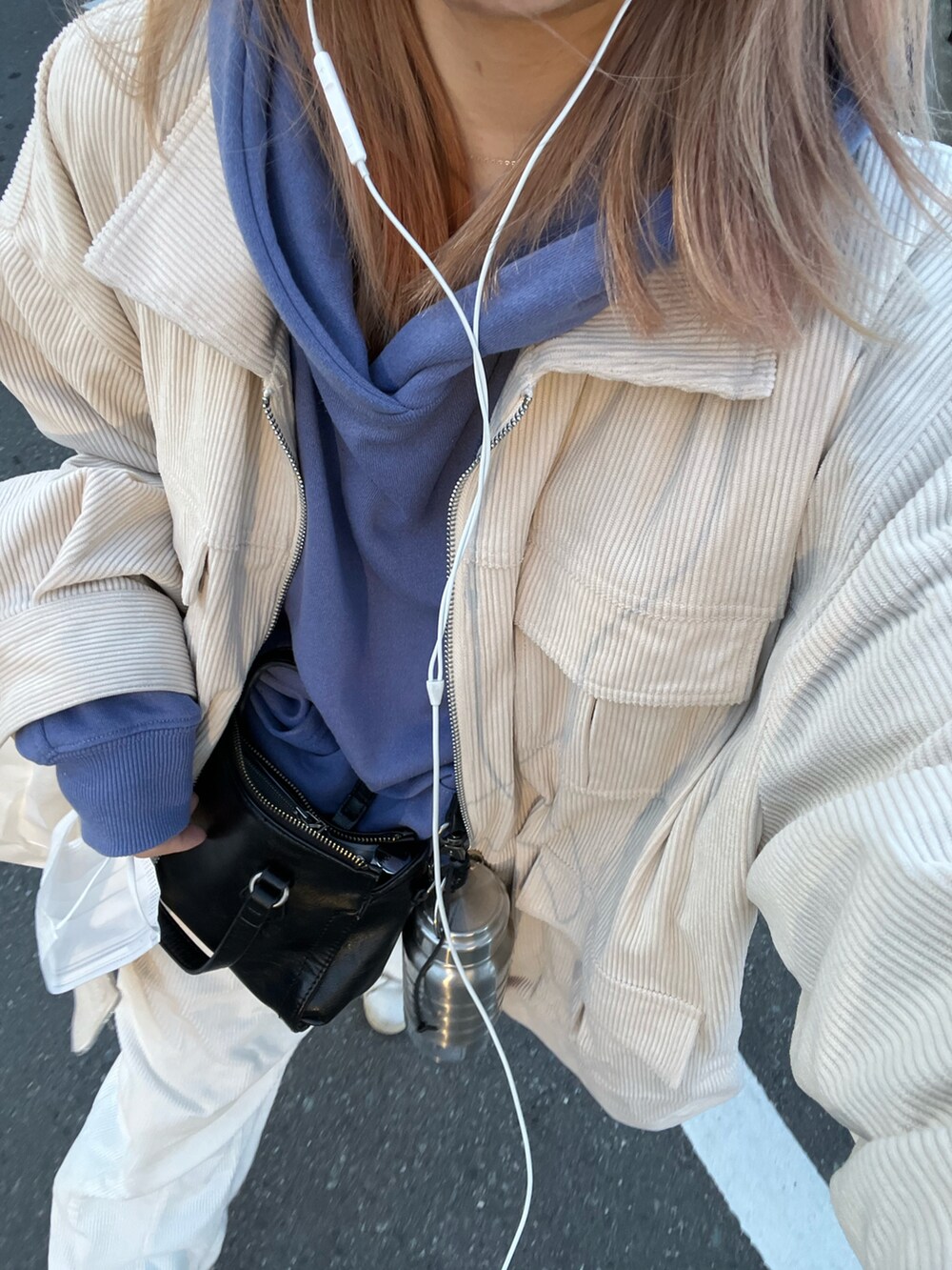 ブルー系のパーカー、ホワイト系のパンツを着用したレディースの秋コーディネートの3枚目の写真