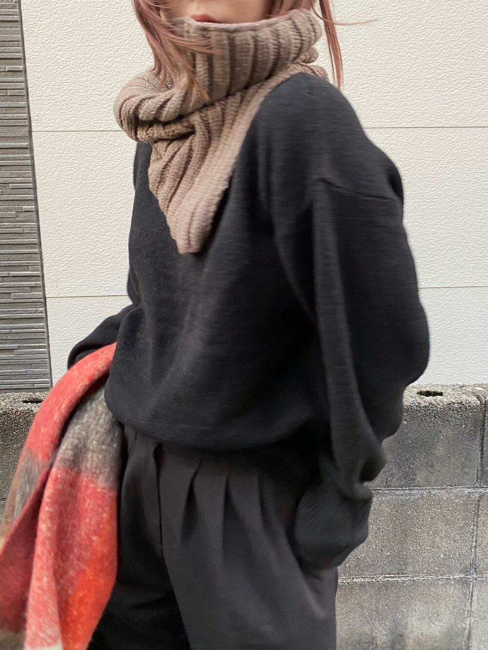 ブラック系のジャケット/アウター、ブラウン系のパンツ、ブラック系のトップスを着用したレディースの冬コーディネートの5枚目の写真