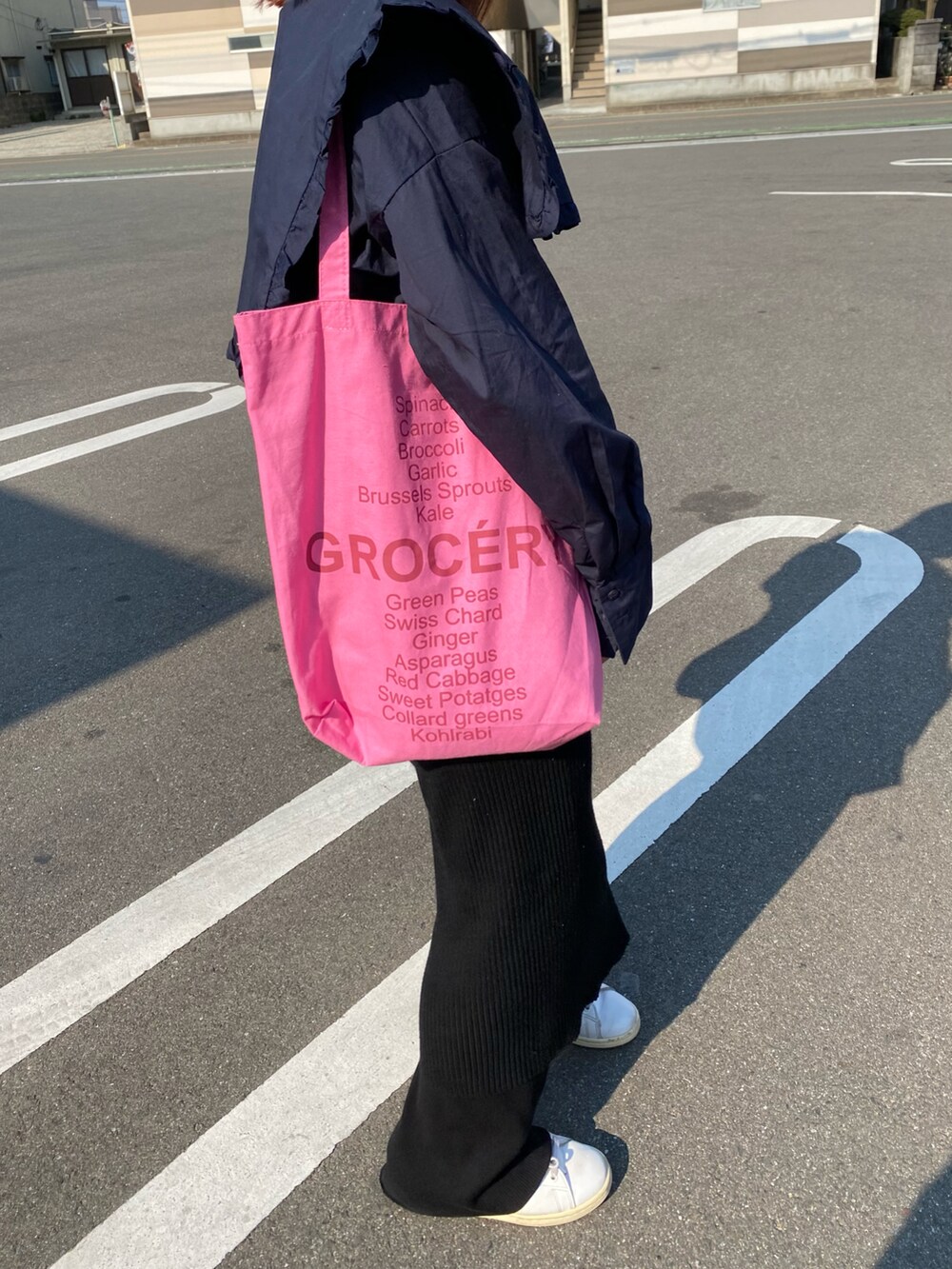 ブラック系のその他パンツ、ブラック系のスカート、ブルー系のシャツ/ブラウスを着用したレディースの春コーディネートの2枚目の写真
