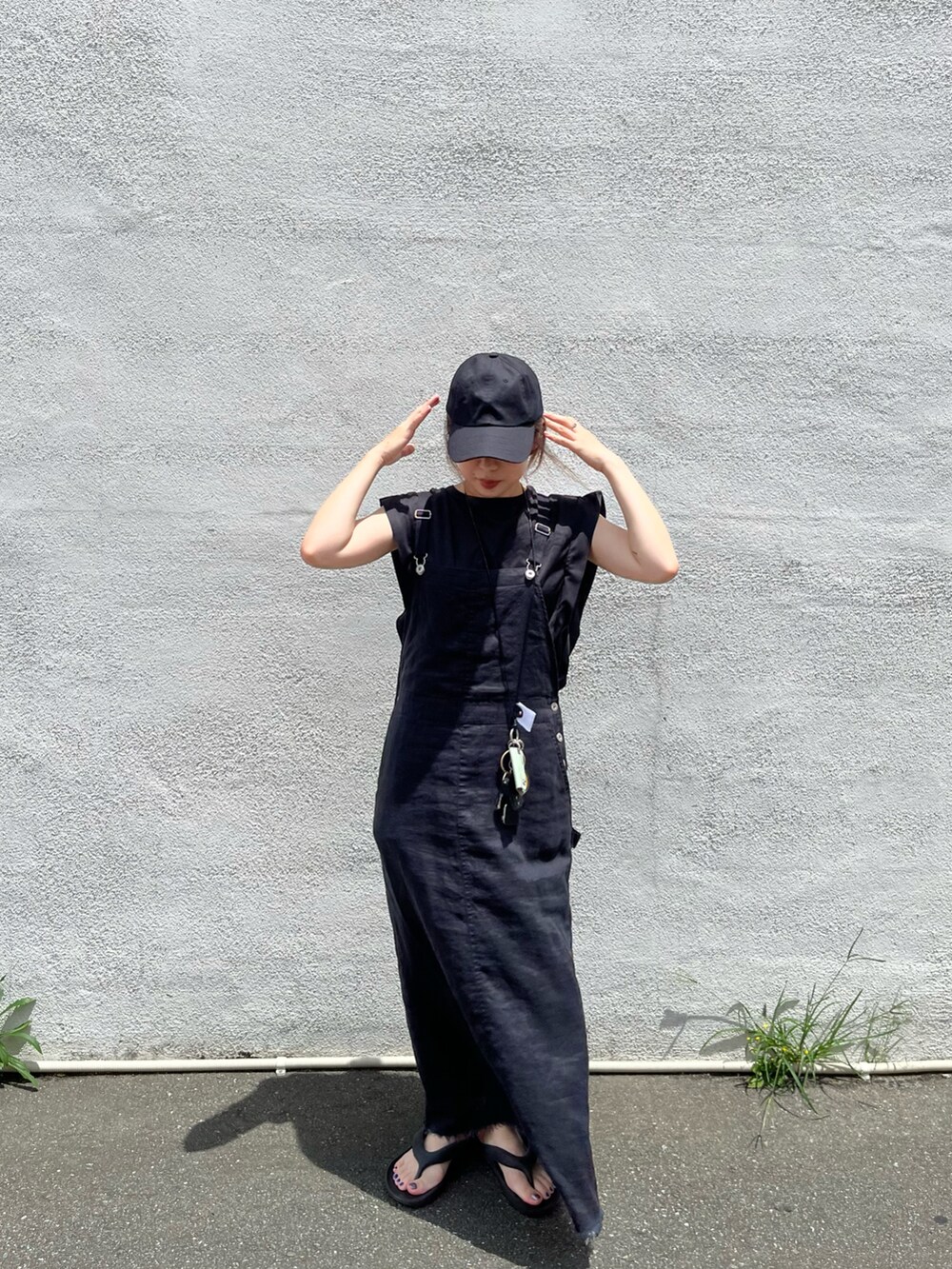 ブラック系のワンピース、ブラック系のシャツ/ブラウス、ブラック系のサンダルを着用したレディースの夏コーディネートの4枚目の写真