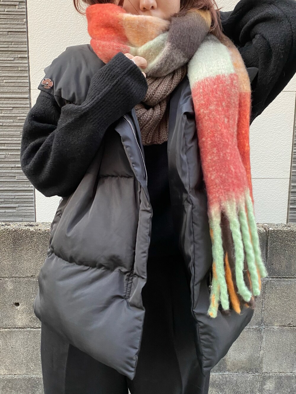 ブラック系のジャケット/アウター、ブラウン系のパンツ、ブラック系のトップスを着用したレディースの冬コーディネートの2枚目の写真