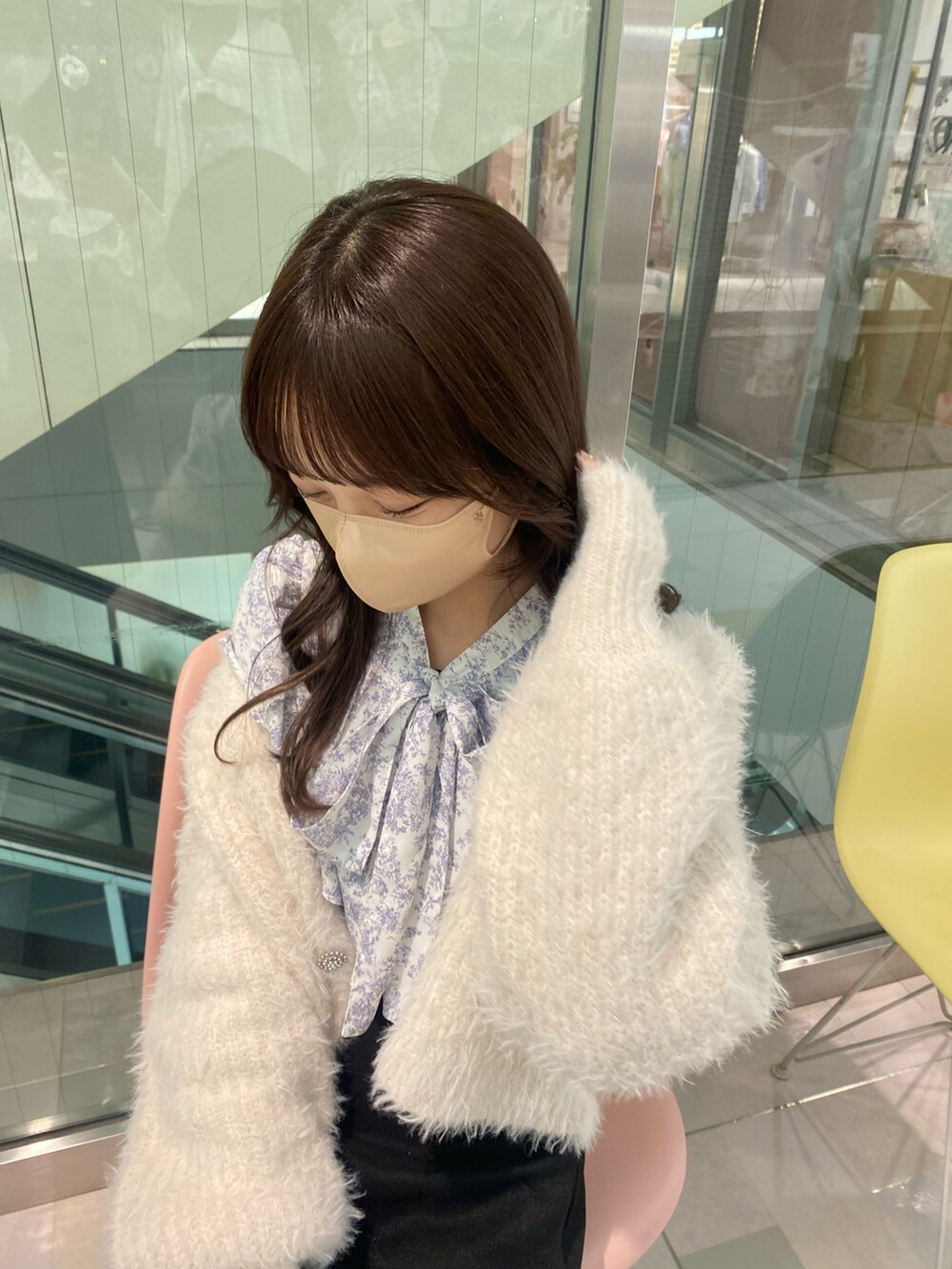 パープル系のシャツ/ブラウス、ブラック系のスカート、ベージュ系のバレエシューズを着用したレディースの冬コーディネートの2枚目の写真