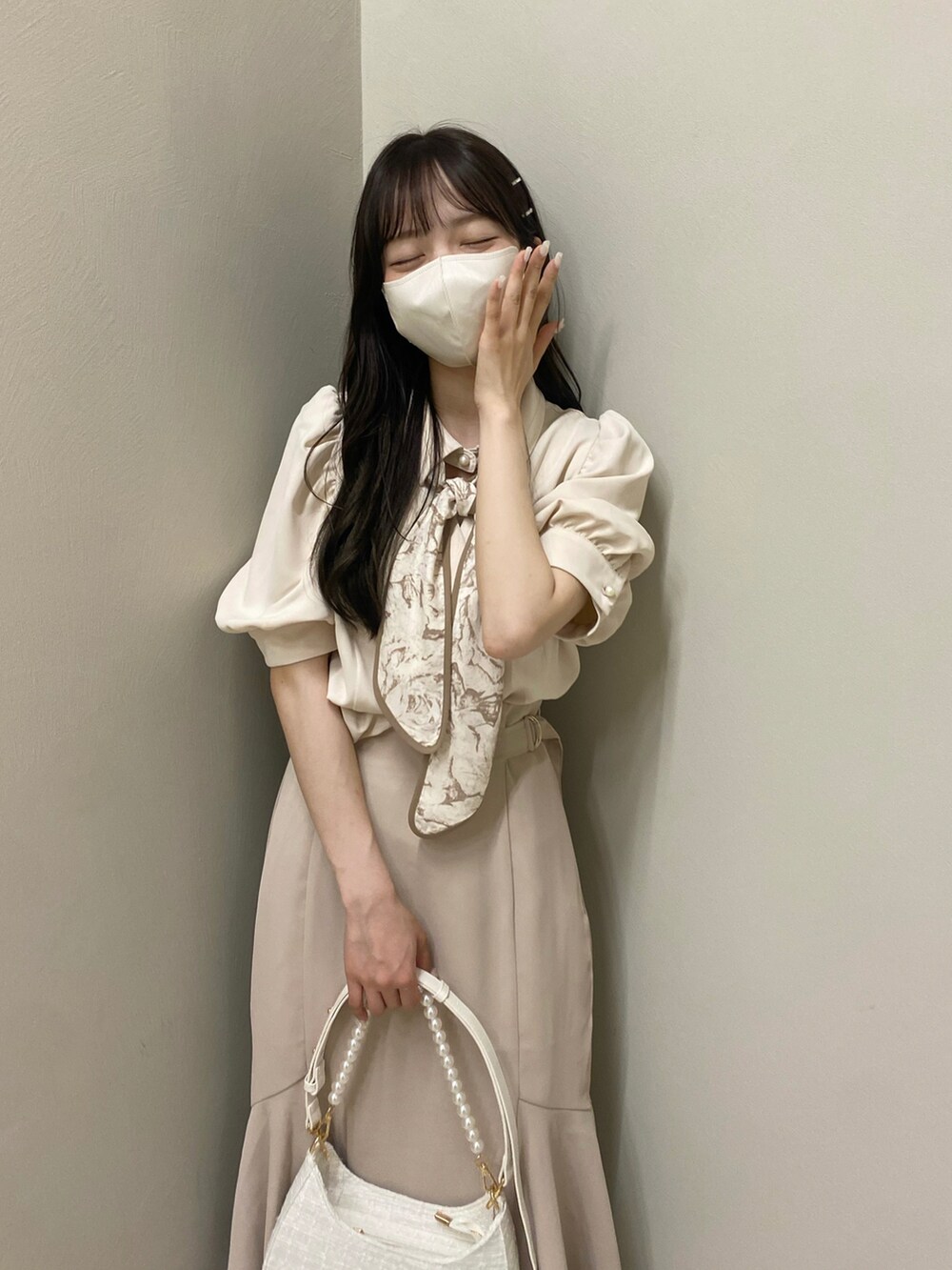 ホワイト系のショルダーバッグ、ベージュ系のシャツ/ブラウス、ベージュ系のスカートを着用したレディースの夏コーディネートの5枚目の写真