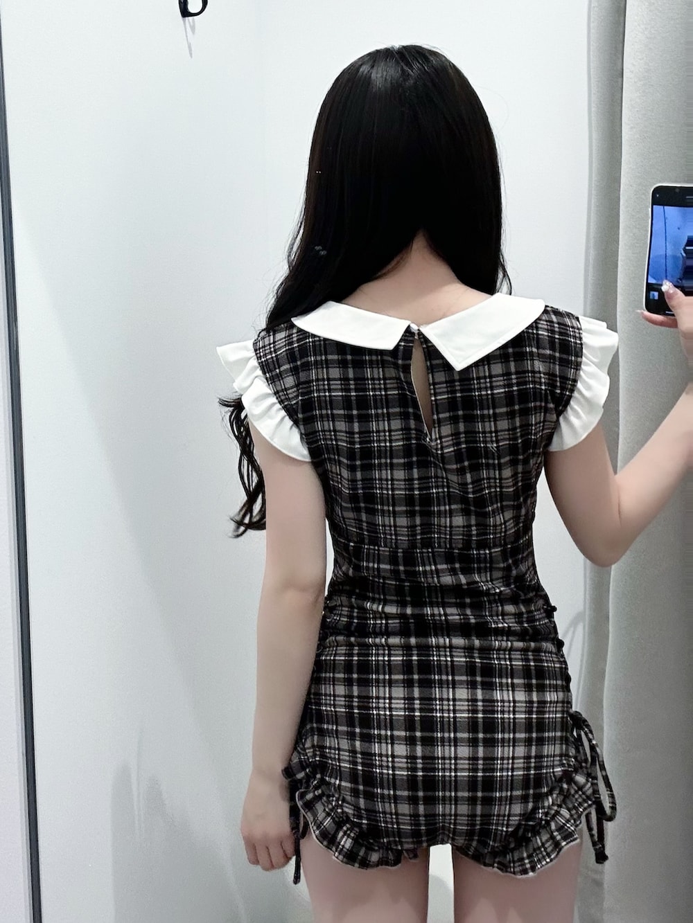 ブラウン系の水着を着用したレディースの春コーディネートの4枚目の写真