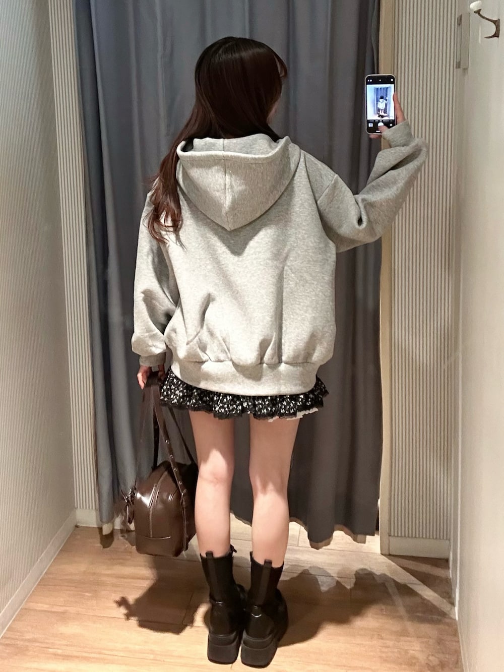 ブラウン系のショルダーバッグ、その他のスカート、グレー系のTシャツ/カットソーを着用したレディースの冬コーディネートの5枚目の写真