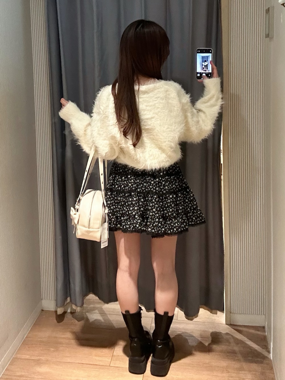 ホワイト系のショルダーバッグ、ホワイト系のカーディガン/ボレロ、その他のスカートを着用したレディースの冬コーディネートの5枚目の写真