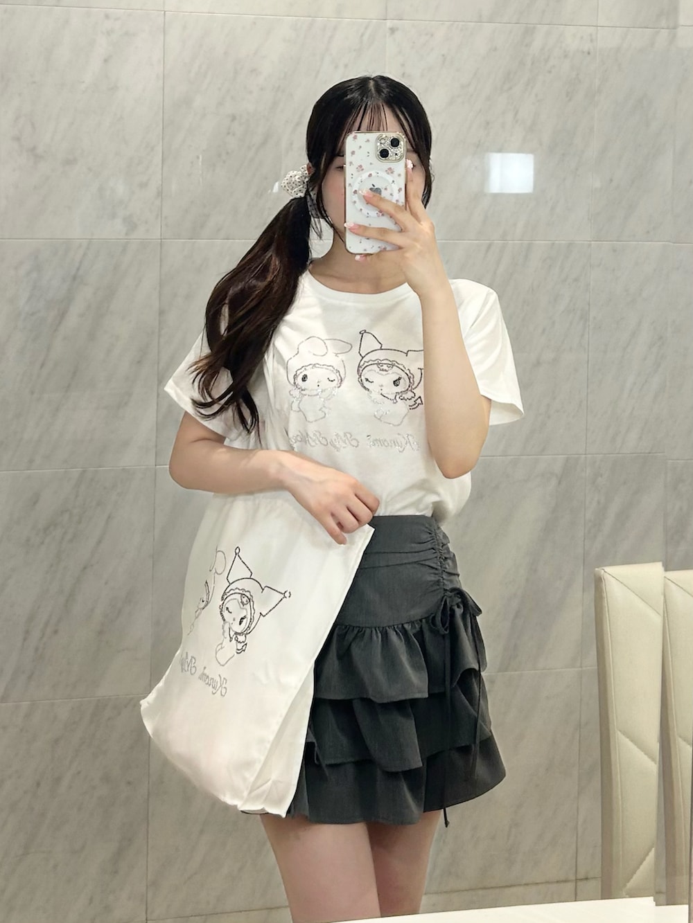 ホワイト系のTシャツ/カットソー、グレー系のスカート、ホワイト系のバッグを着用したレディースの夏コーディネートの3枚目の写真