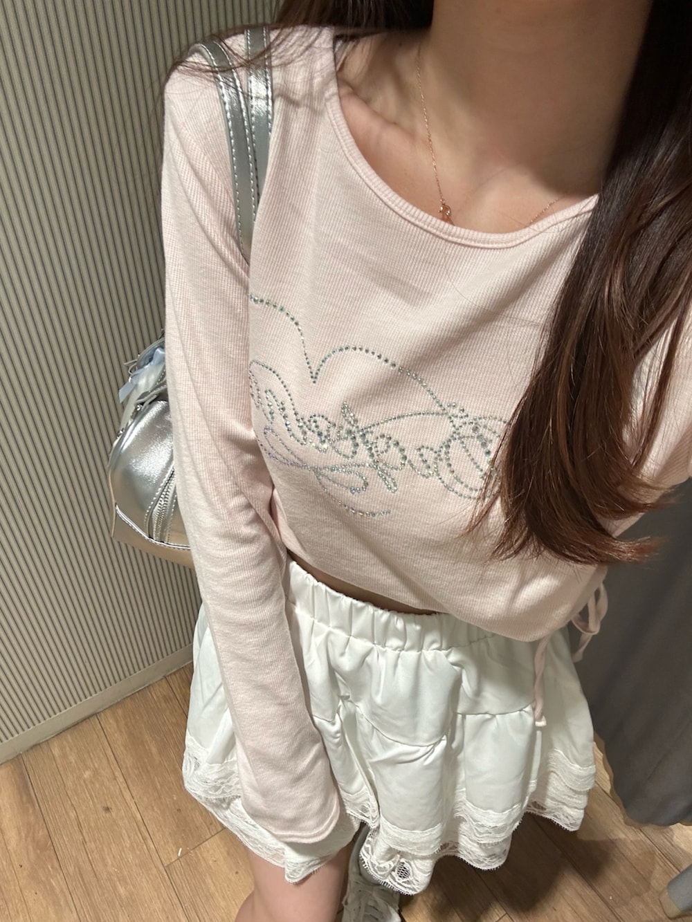 ホワイト系のスニーカー、ホワイト系のスカート、ピンク系のTシャツ/カットソーを着用したレディースの夏コーディネートの5枚目の写真