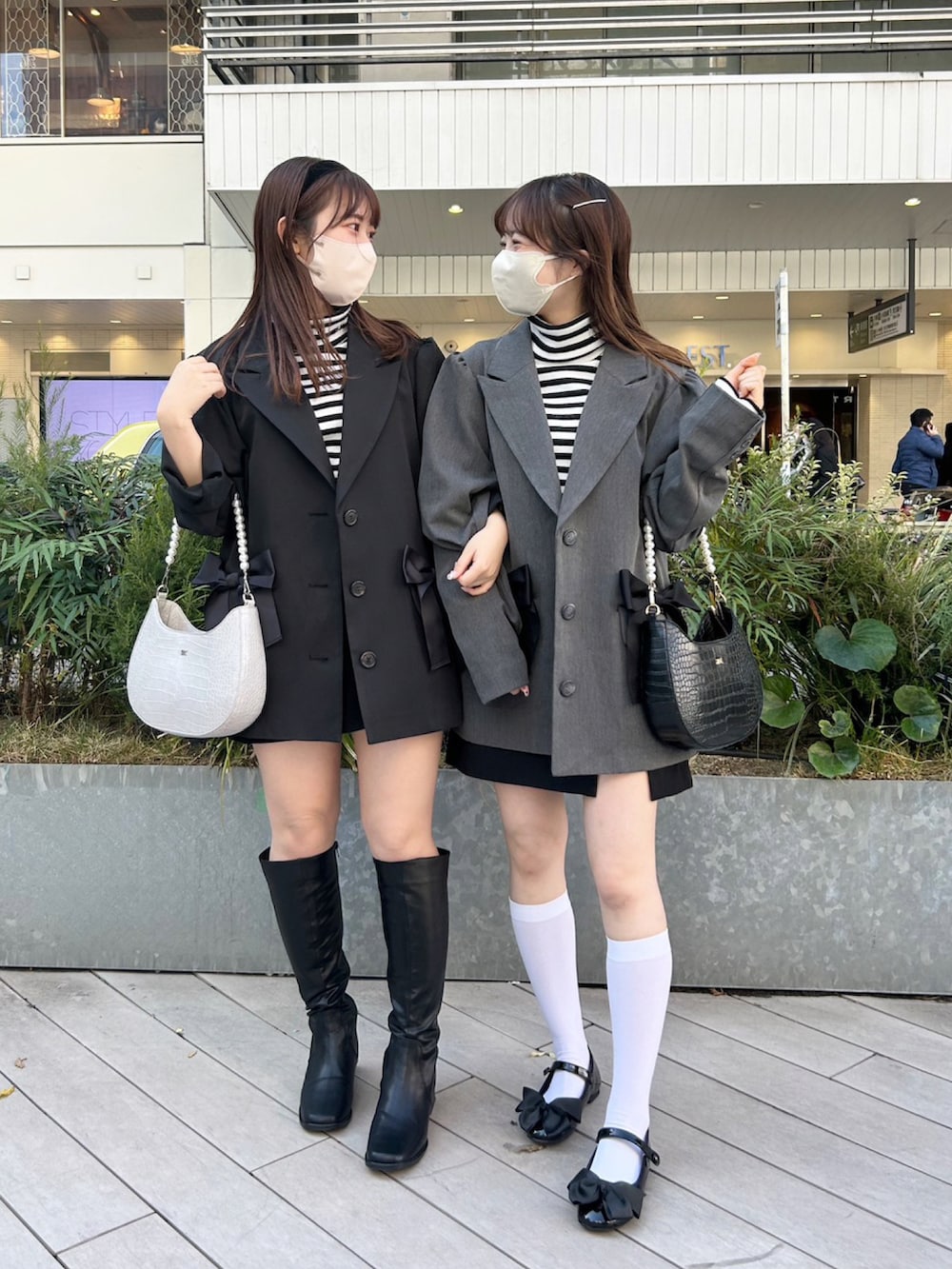 ブラック系のバレエシューズ、ブラック系のテーラードジャケット、ブラック系のTシャツ/カットソーを着用したレディースの冬コーディネートの2枚目の写真