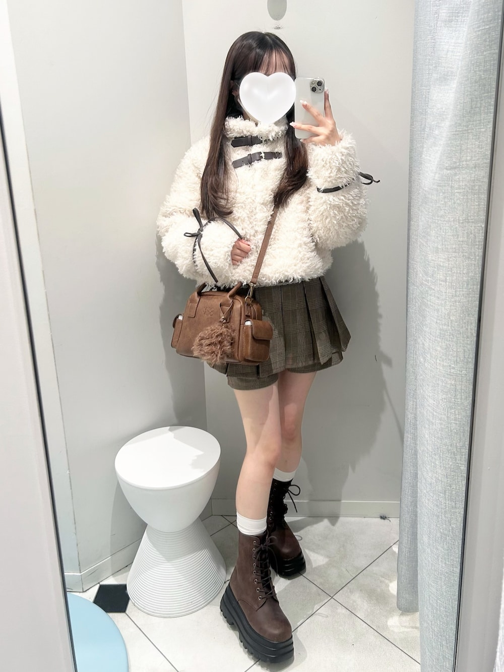 ブラウン系のブーツ、ブラウン系のショルダーバッグ、ブラウン系のスカートを着用したレディースの秋コーディネートの2枚目の写真