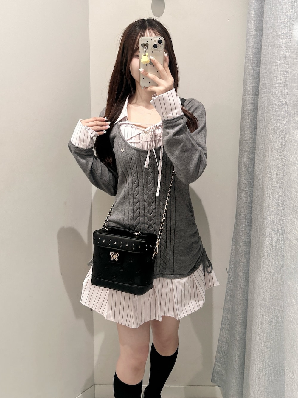 グレー系のワンピース、ブラック系のショルダーバッグを着用したレディースの秋コーディネートの4枚目の写真