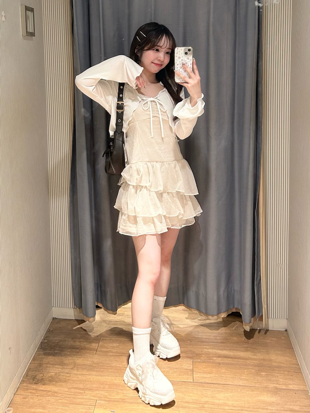 ホワイト系のスニーカー、ホワイト系のワンピース、ブラウン系のショルダーバッグを着用したレディースの春コーディネートの2枚目の写真