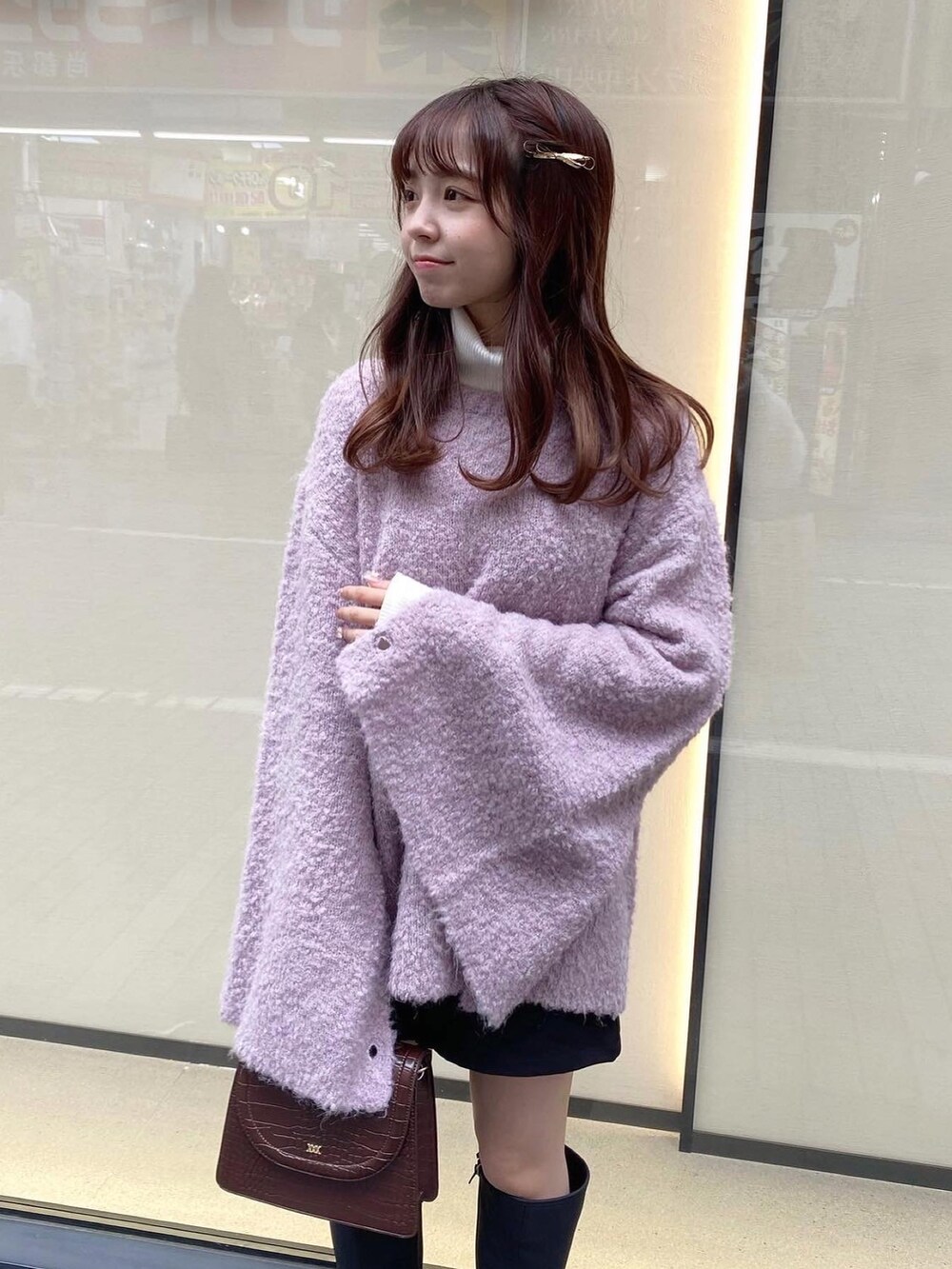 ピンク系のニット/セーター、ブラック系のその他パンツ、ブラック系のブーツを着用したレディースの秋コーディネートの4枚目の写真