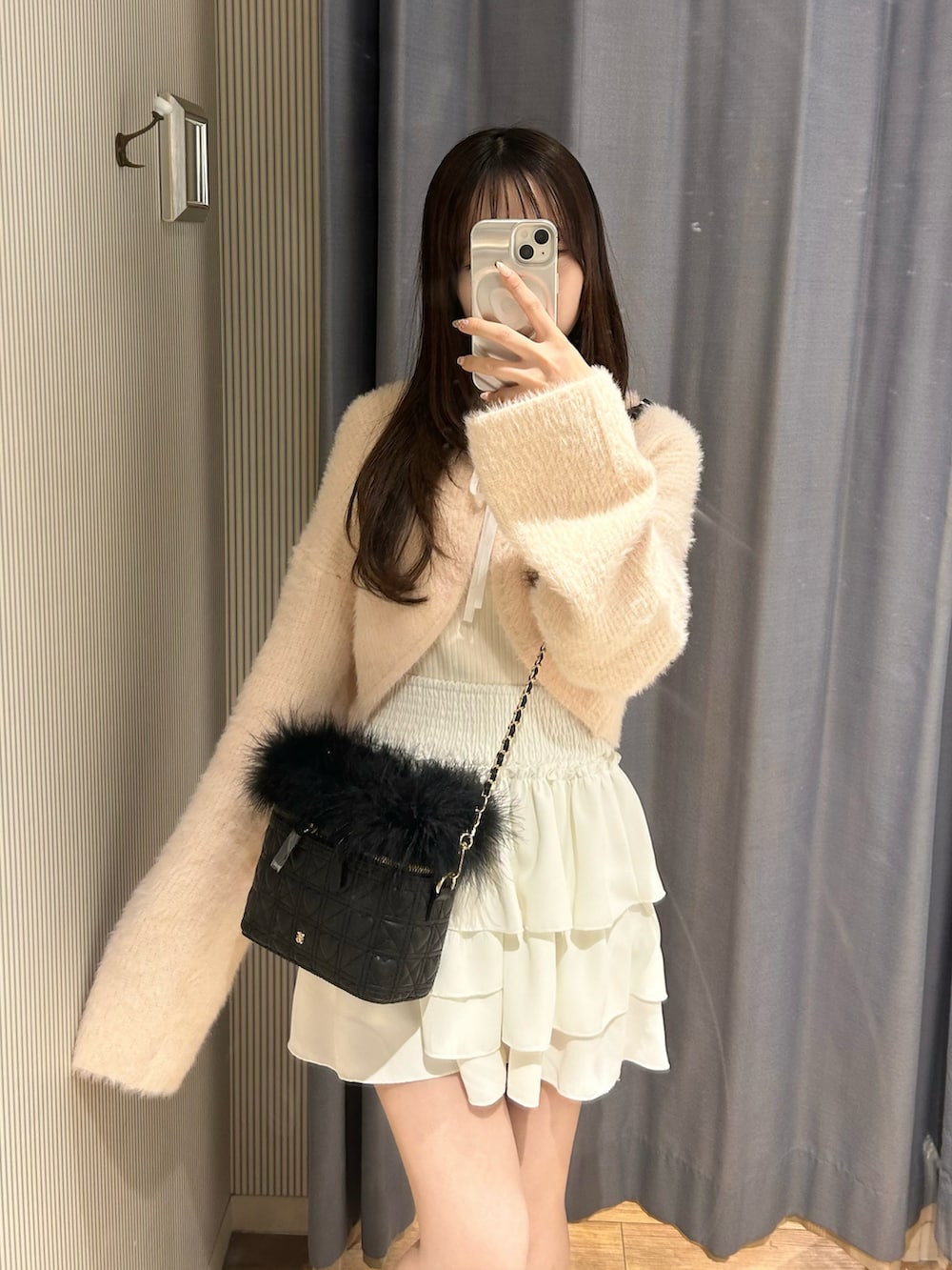 「クリスマスに着たい服、カーディガン、ピンク、ホワイト、ガーリー、フリル、ミニスカート、ブーツ、リボン、タートルネック、いいね、save、フォローお願いします🤑、オリーブ デ オリーブ(OLIVE des OLIVE)、低身長、プチプラ、韓国ファッション」｜「OLIVE des OLIVEのフリルミニティアードスカート（スカート、ホワイト系）」を使った、Yu.さん（レディース・150cm）の冬コーディネートの4枚目の写真