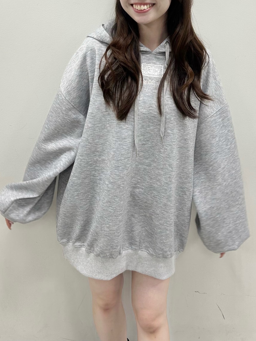 グレー系のパーカー、ブラック系のブーツを着用したレディースの夏コーディネートの2枚目の写真