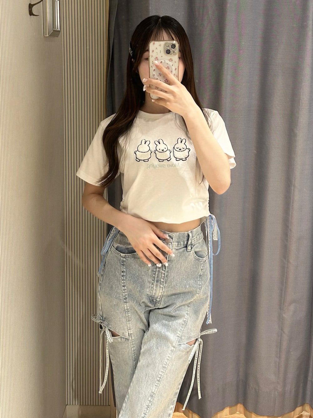 ホワイト系のTシャツ/カットソー、ブラック系のデニムパンツ、ブラック系のトートバッグを着用したレディースの春コーディネートの5枚目の写真