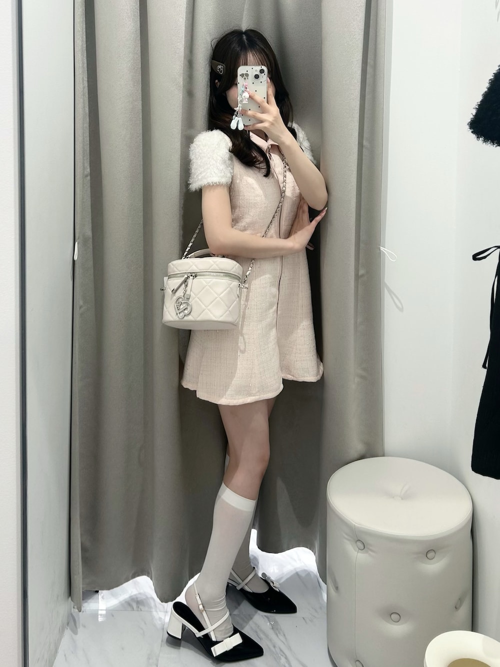 ピンク系のワンピース、ホワイト系のショルダーバッグ、ブラック系のドレスシューズを着用したレディースの春コーディネートの5枚目の写真