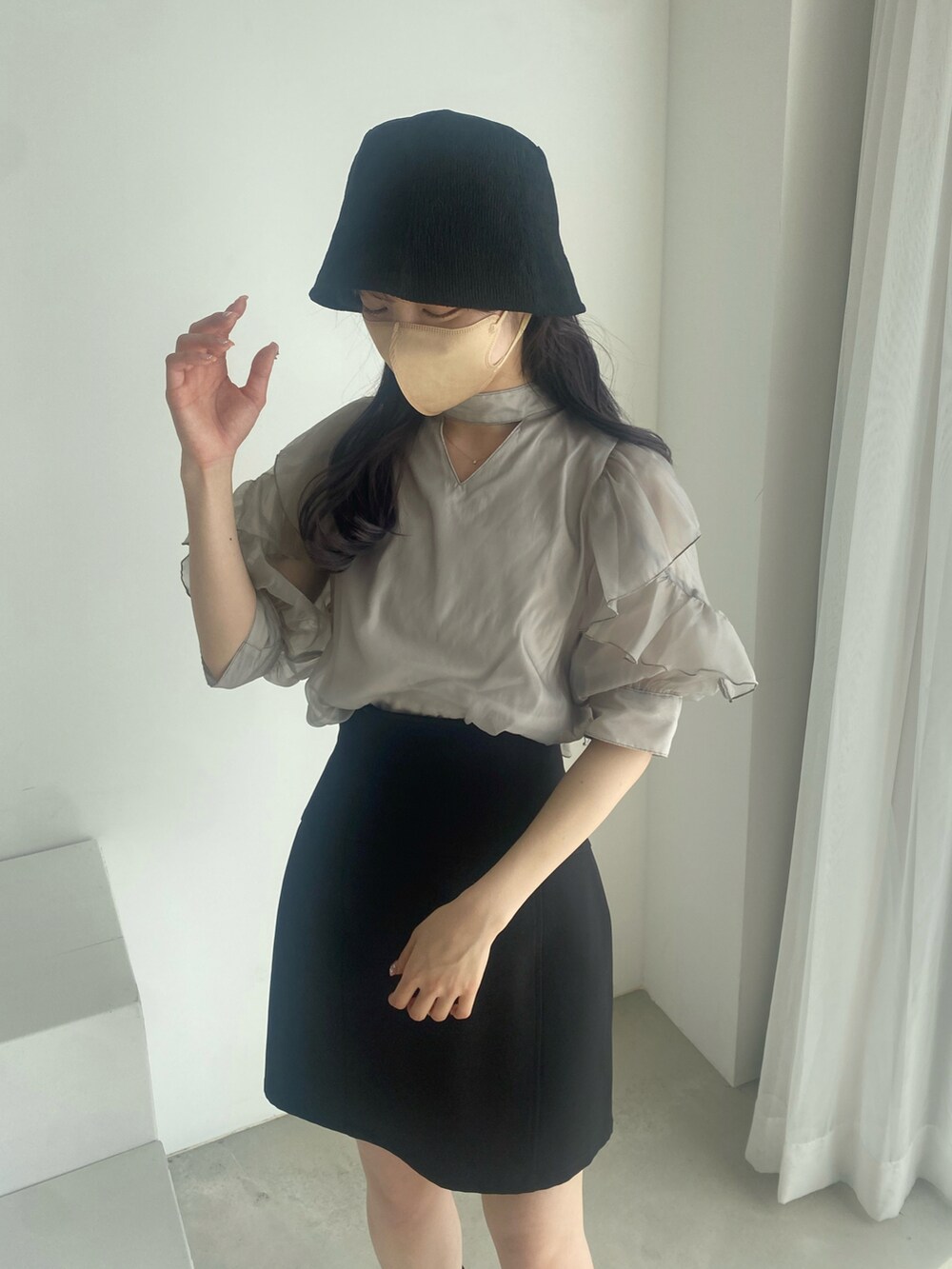 グレー系のシャツ/ブラウス、ブラック系のスカートを着用したレディースの春コーディネートの5枚目の写真