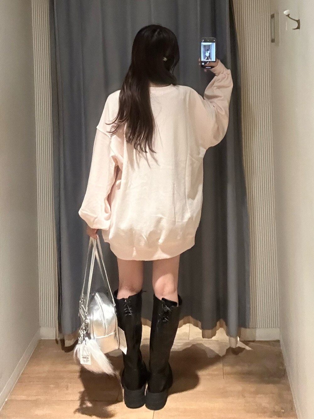 ピンク系のTシャツ/カットソー、グレー系のスカート、シルバー系のショルダーバッグを着用したレディースの秋コーディネートの5枚目の写真