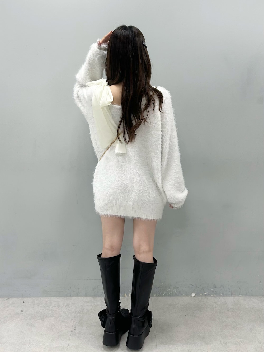 ブラック系のブーツ、ホワイト系のワンピースを着用したレディースの夏コーディネートの5枚目の写真