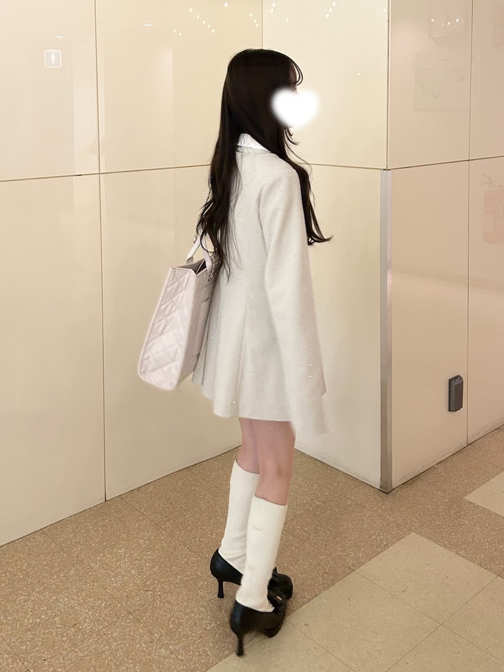 ホワイト系のノーカラージャケット、ホワイト系のその他パンツ、ホワイト系のトートバッグを着用したレディースの春コーディネートの7枚目の写真