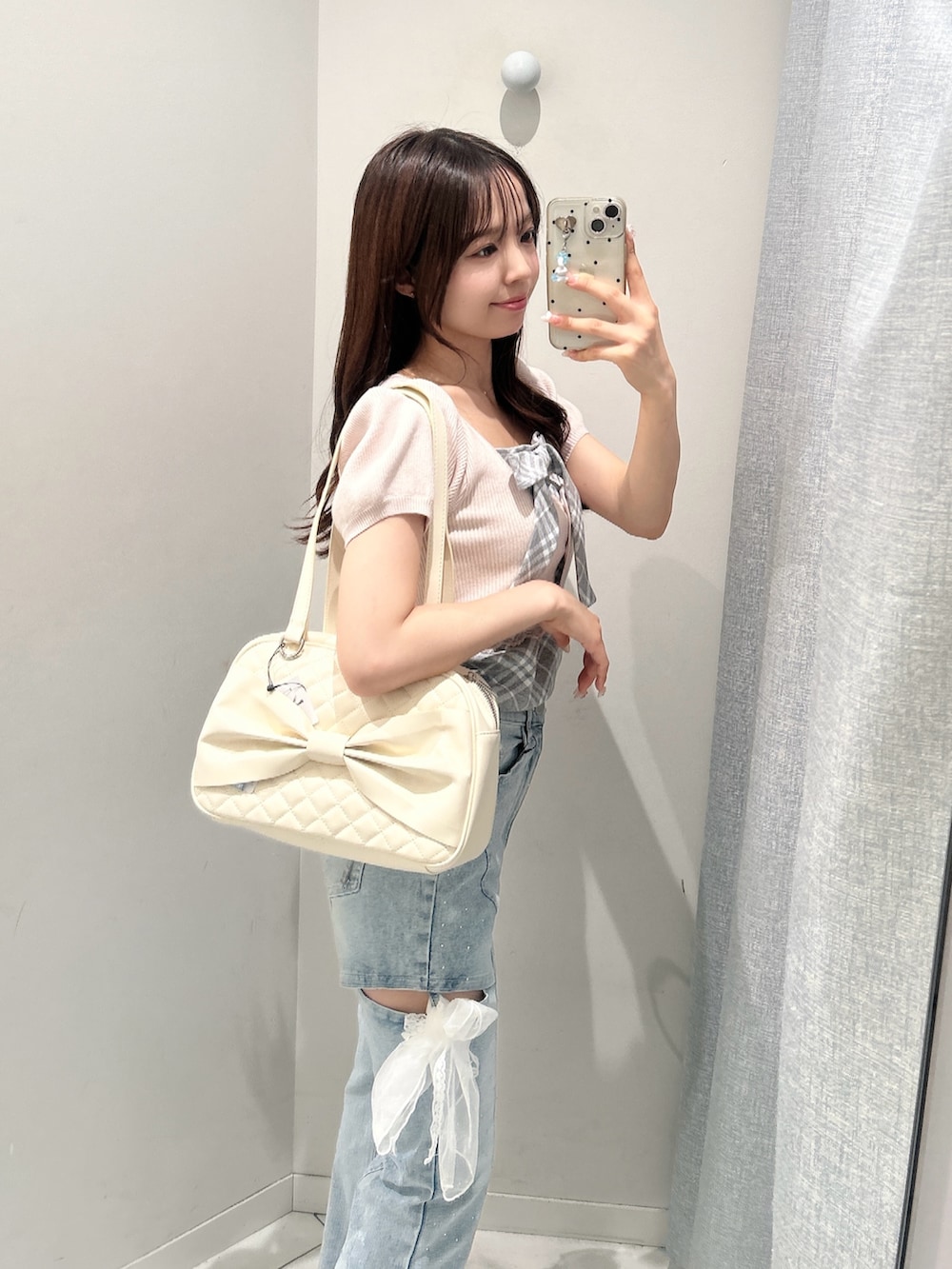 ブルー系のデニムパンツ、ピンク系のワンピース、ホワイト系のスニーカーを着用したレディースの夏コーディネートの4枚目の写真