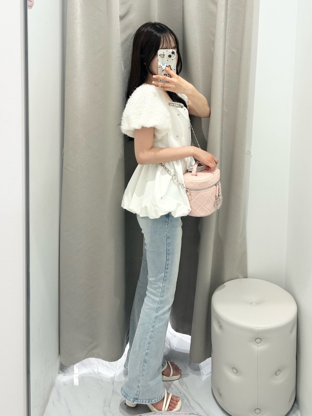 ブルー系のデニムパンツ、ピンク系のショルダーバッグ、ホワイト系のシャツ/ブラウスを着用したレディースの夏コーディネートの2枚目の写真