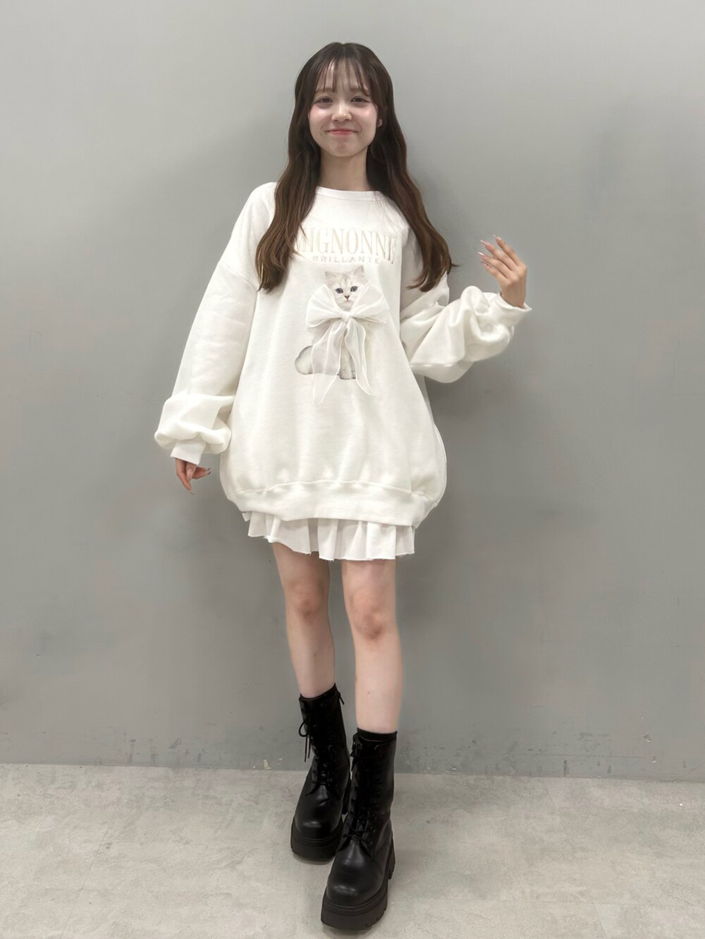 ホワイト系のTシャツ/カットソー、ホワイト系のスカートを着用したレディースの冬コーディネートの2枚目の写真