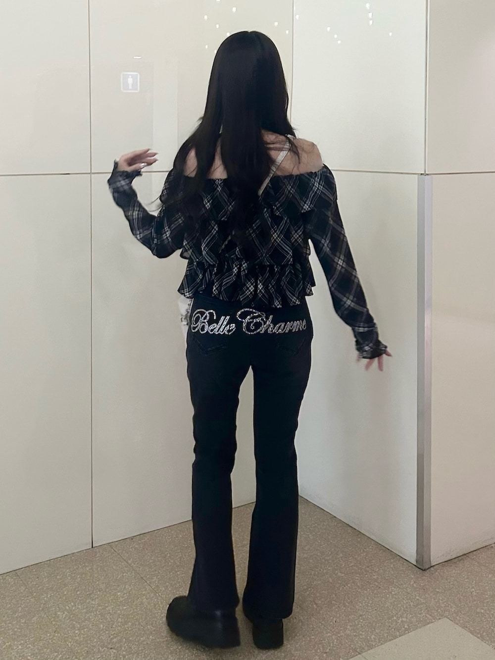 ホワイト系のショルダーバッグ、ブラック系のデニムパンツ、ブラック系のシャツ/ブラウスを着用したレディースの春コーディネートの4枚目の写真