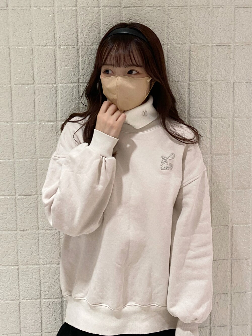 ホワイト系のスウェット、ブラック系のスカート、ブラック系のブーツを着用したレディースの秋コーディネートの3枚目の写真