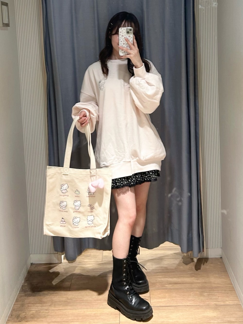 ピンク系のバッグ、ピンク系のトップスを着用したレディースの冬コーディネートの2枚目の写真