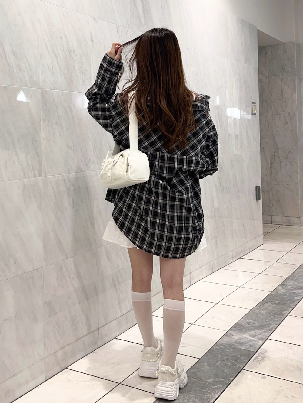 ブラック系のシャツ/ブラウス、ホワイト系のショルダーバッグ、ホワイト系のワンピースを着用したレディースの春コーディネートの5枚目の写真