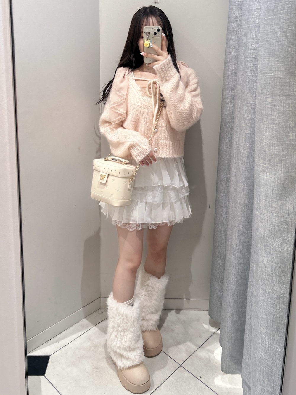 ホワイト系のその他シューズ、ピンク系のトップス、ピンク系のニット/セーターを着用したレディースの秋コーディネートの2枚目の写真