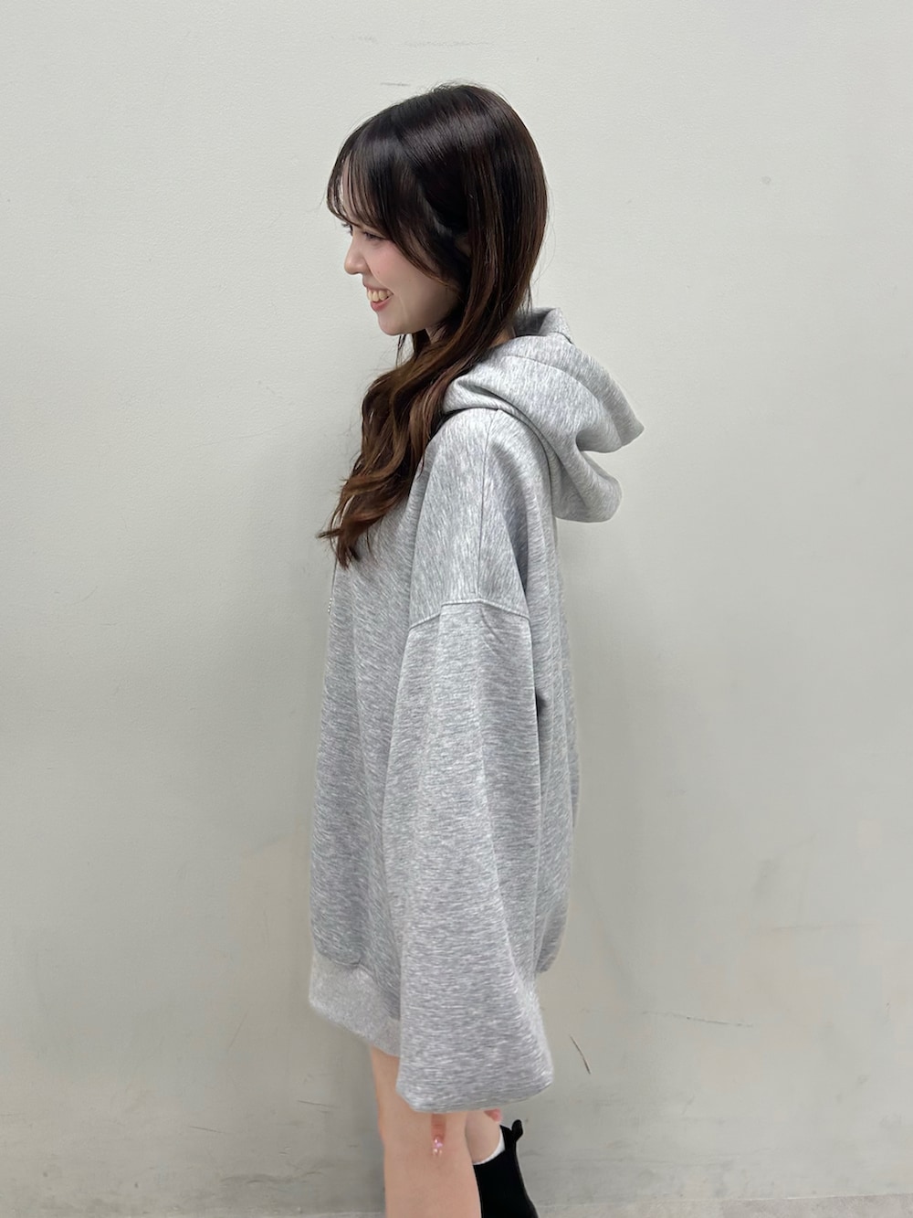 グレー系のパーカー、ブラック系のブーツを着用したレディースの夏コーディネートの3枚目の写真