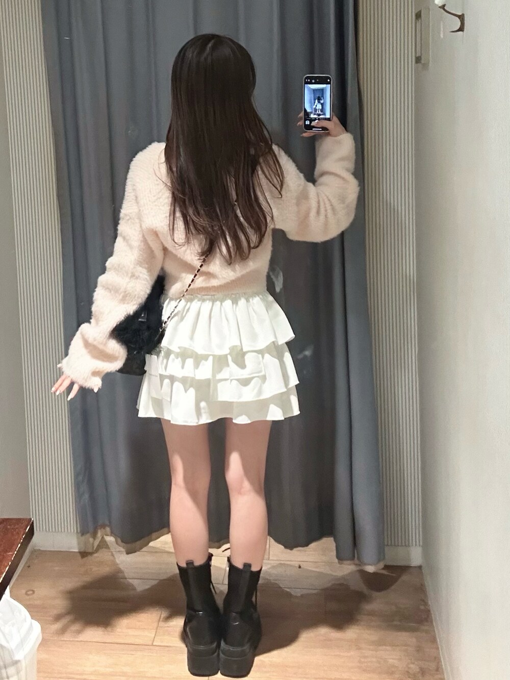 「クリスマスに着たい服、カーディガン、ピンク、ホワイト、ガーリー、フリル、ミニスカート、ブーツ、リボン、タートルネック、いいね、save、フォローお願いします🤑、オリーブ デ オリーブ(OLIVE des OLIVE)、低身長、プチプラ、韓国ファッション」｜「OLIVE des OLIVEのフリルミニティアードスカート（スカート、ホワイト系）」を使った、Yu.さん（レディース・150cm）の冬コーディネートの5枚目の写真