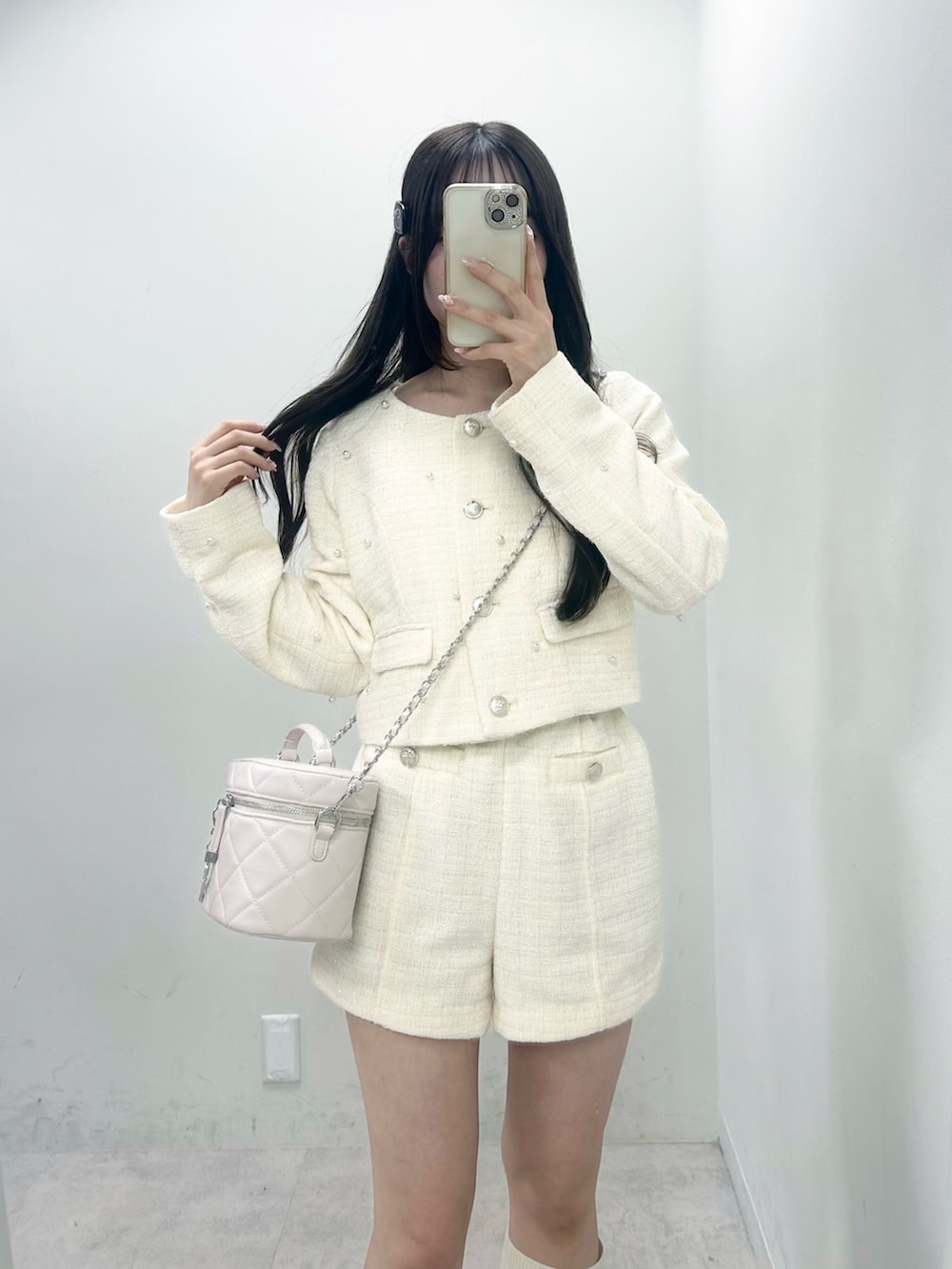 ホワイト系のショルダーバッグ、ホワイト系のその他パンツ、ブラック系のショルダーバッグを着用したレディースの春コーディネートの10枚目の写真