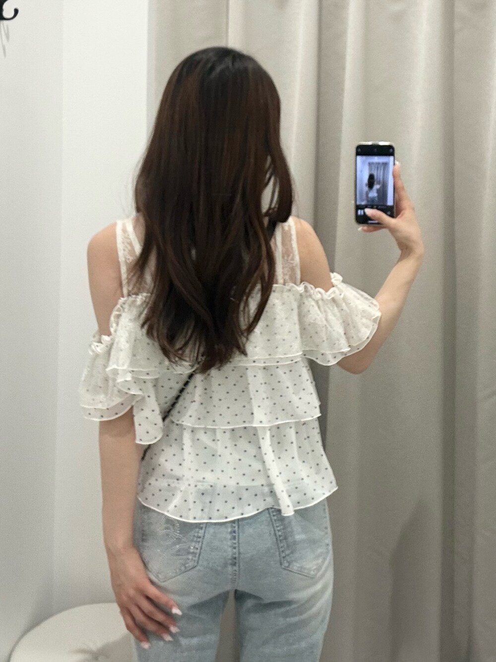 ホワイト系のシャツ/ブラウス、ブルー系のデニムパンツ、ホワイト系のショルダーバッグを着用したレディースの夏コーディネートの5枚目の写真