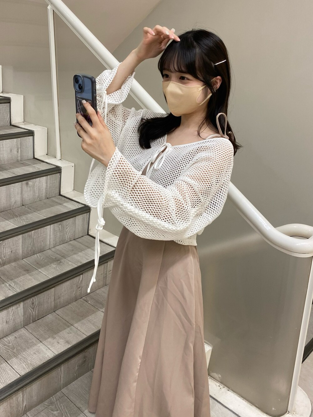ベージュ系のワンピース、ホワイト系のサンダルを着用したレディースの夏コーディネートの2枚目の写真